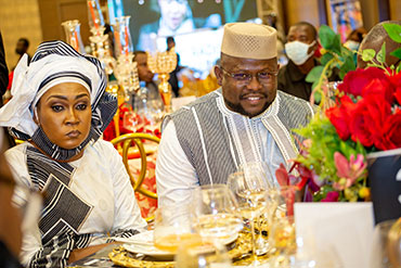 PDG des Aéroports du Mali avec sa femme à la table